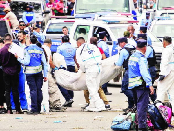 Hai xe buýt tông trực diện trên cao tốc, ít nhất 17 người tử vong