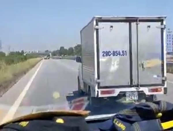 Xôn xao clip tài xế xe khách không nhường đường cho xe cứu thương