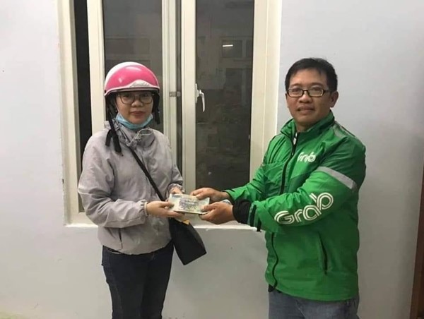 Tài xế xe ôm nghèo trả lại trăm triệu cho người đánh rơi