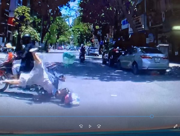 Áo chống nắng cuốn vào bánh xe, người phụ nữ bị hất văng trước đầu xe ô tô