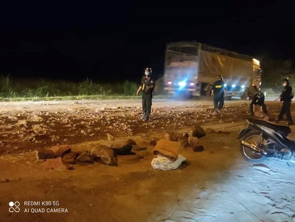 Hà Nội: Cảnh sát cơ động dọn “bẫy” đá trên đường