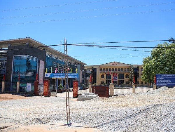 Thi công tỉnh lộ 412, vật liệu chất cao hơn cột điện