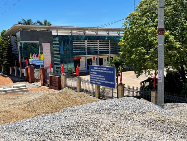 Chủ đầu tư nói gì về việc vật liệu xây dựng “nuốt” cột điện trên tỉnh lộ 412