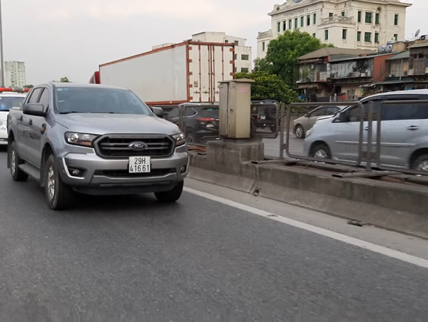 Mặc xe cứu thương hú còi inh ỏi, xe bán tải vẫn đi như rùa bò phía trước