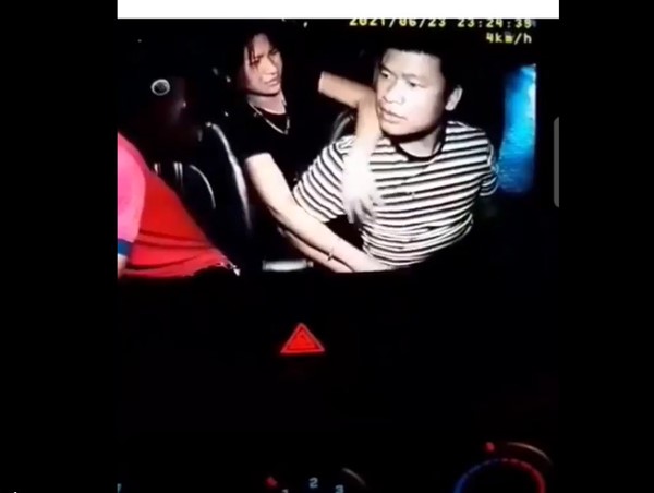 Mặc vợ con can ngăn, gã côn đồ đấm liên tiếp vào mặt tài xế taxi