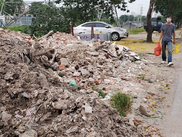 Hai bên vỉa hè sông Kim Ngưu bị chiếm dụng, xuống cấp nghiêm trọng