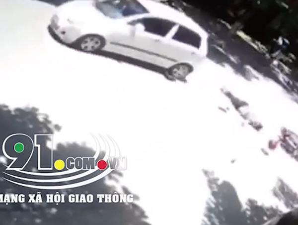 Kinh hoàng người phụ nữ bị xe ô tô cán qua đầu