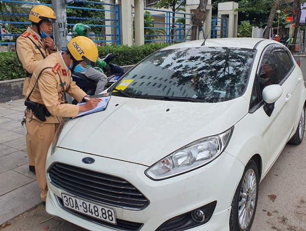 Dừng đỗ sai quy định có thể bị xử lý đến 12 triệu đồng