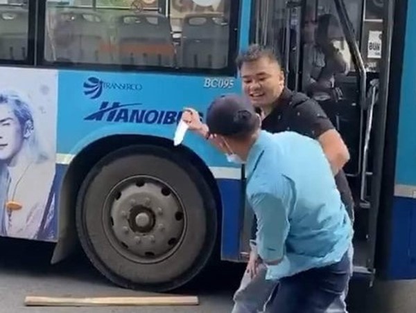 “Va chạm” giữa tài xế xe con và phụ xe buýt khiến người dân đi đường hoảng sợ