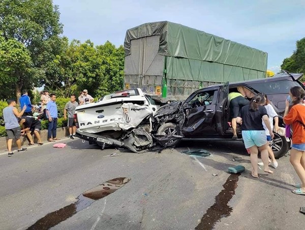  9 xe đâm liên hoàn khiến nhiều người thương vong