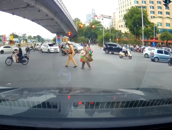 Dân mạng hết lời khen cảnh sát giao thông dắt cụ già qua đường 