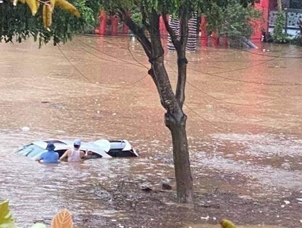 Phố cũng như sông, giao thông ở Lào Cai tê liệt