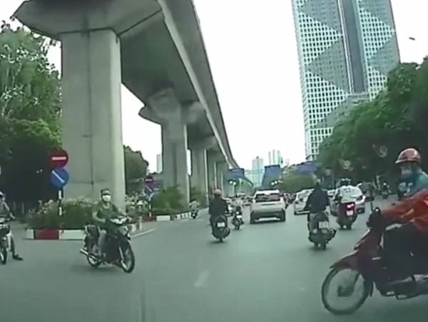 Pha đánh lái đỉnh cao của tài xế ô tô giúp nhiều người thoát nạn