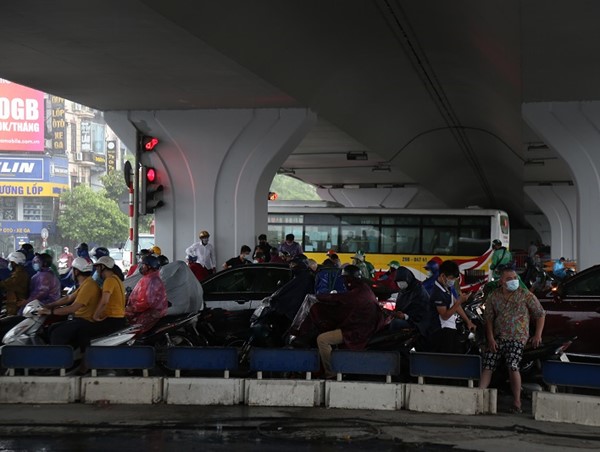 Mưa lớn xối xả, người dân chen chúc dưới gầm cầu 