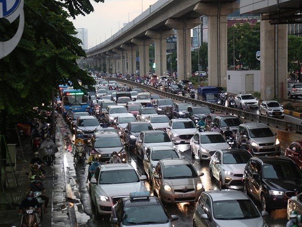 Áp thấp nhiệt đới tiến gần, đường phố Hà Nội tắc dài trong mưa lớn