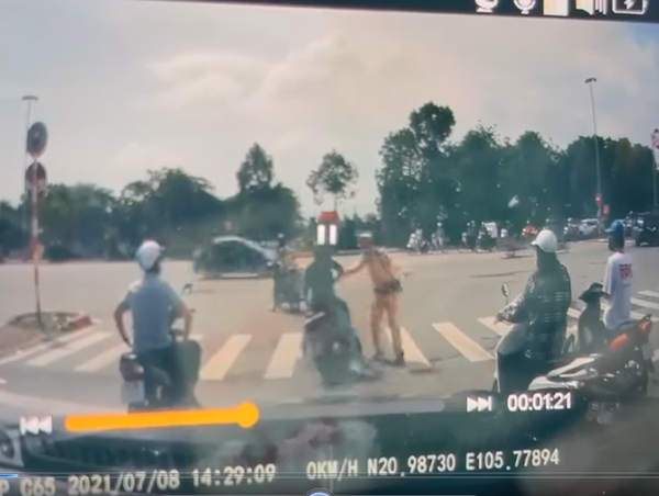 Thấy CSGT, người đàn ông bỏ chạy rồi... ngã sõng soài