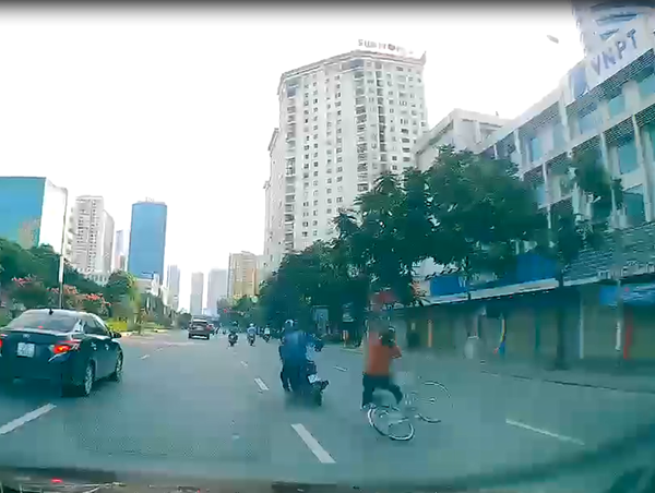 Va chạm với xe đạp, người đàn ông ngã văng hàng chục mét