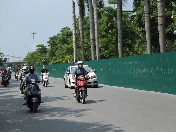 Rào chắn để xén dải phân cách đường Văn Cao và Liễu Giai, giao thông thuận lợi