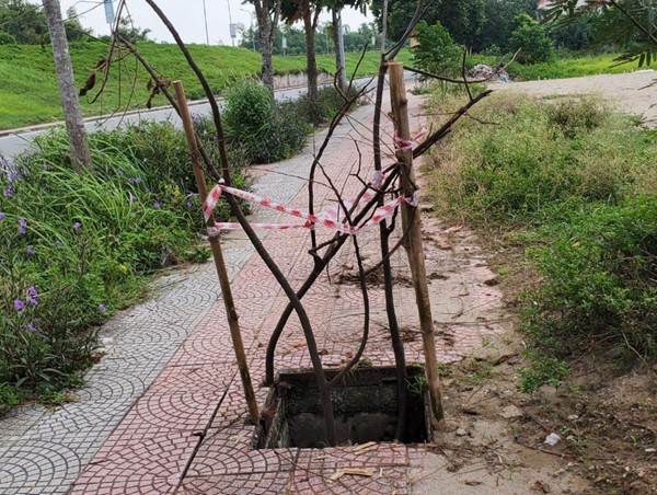 Sau tai nạn chết người, hố ga trên đường Nam Đuống cắm cọc