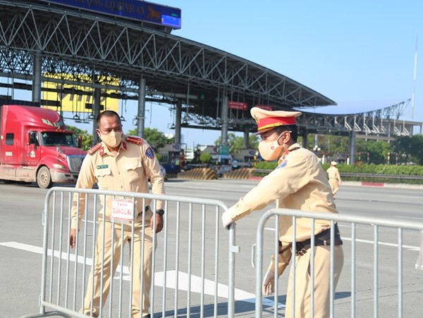 Hà Nội: Lực lượng chức năng căng mình chống dịch trong nắng nóng