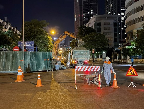 Xén dải phân cách đường Tôn Thất Thuyết, dự kiến xong trước ngày 2/9