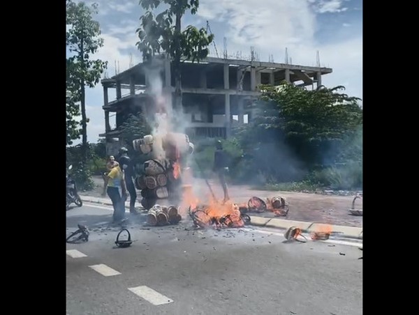 Chở hàng mây tre dưới trời nắng nóng, xe máy suýt cháy trụi