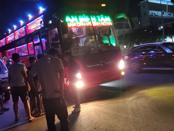 Xe khách quá cảnh đi vùng dịch vô tư đón trả khách trong trung tâm Hà Nội