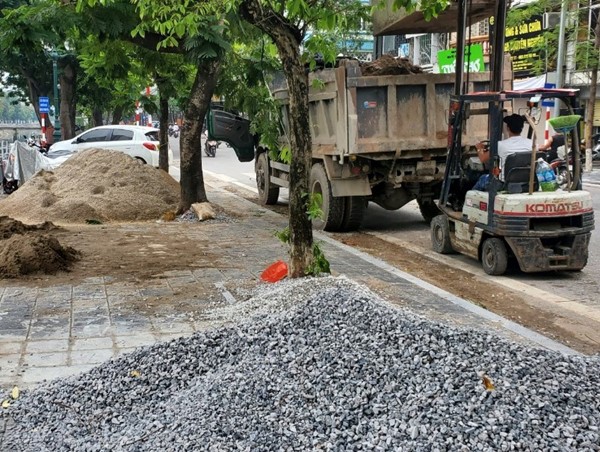 Vỉa hè sông Kim Ngưu bị chiếm dụng, Công an quận Hai Bà Trưng nói gì?