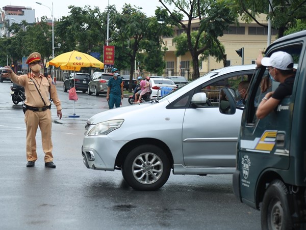 Từ sáng 24/7, ô tô nối đuôi nhau quay đầu tại cửa ngõ Thủ đô