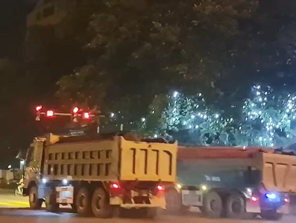 Người dân khiếp vía đoàn xe tải “đua nhau xé gió” vượt đèn đỏ giữa Thủ đô  