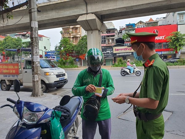 Giao hàng trong ngày giãn cách, tài xế shipper bị phạt 2 triệu đồng