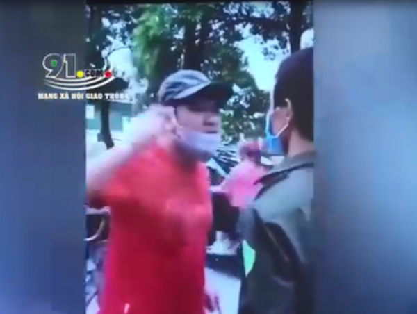 Bị nhắc đeo khẩu trang, người đàn ông đấm thẳng mặt cán bộ chốt kiểm dịch