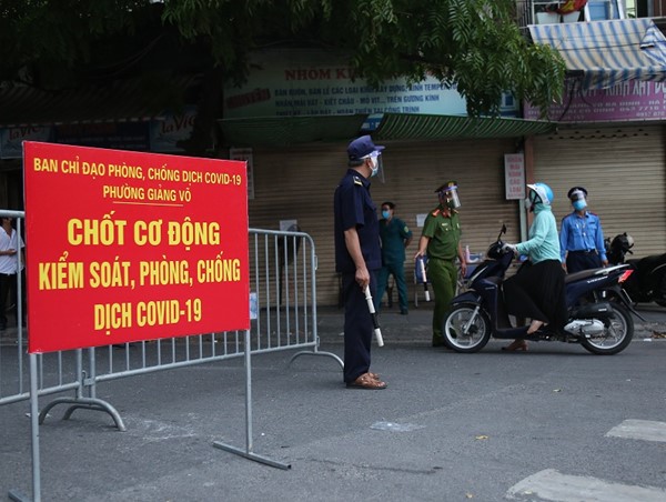 Hà Nội lập chốt kiểm tra, xử phạt người ra ngoài không có nhu cầu thiết yếu
