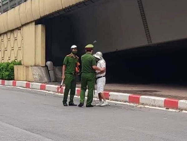 Phạt tiền người đàn ông ra cầu vượt đánh golf