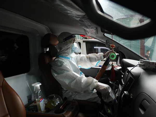 Theo chân tài xế lái xe cấp cứu 0 đồng chở bệnh nhân Covid-19