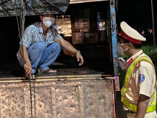 Lợi dụng xe “luồng xanh”, tài xế chở 10 người về từ vùng dịch