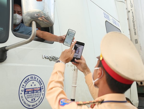 Thẻ “luồng xanh” tiếp tục sử dụng để qua các địa phương đang giãn cách xã hội