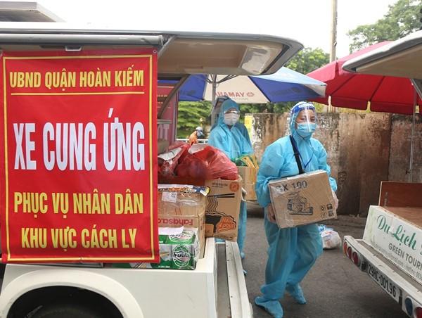 Dùng xe điện du lịch để vận chuyển nhu yếu phẩm trong khu cách ly 