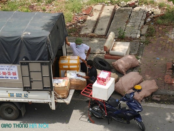 Quận Nam Từ Liêm bất lực với xe tải lập bến “cóc” trên đường?