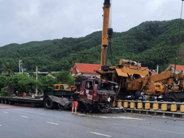 Tai nạn liên hoàn khiến 4 người bị thương nặng