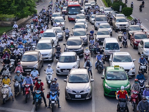 Hà Nội: Người dân ùn ùn đổ ra đường như chưa hề giãn cách