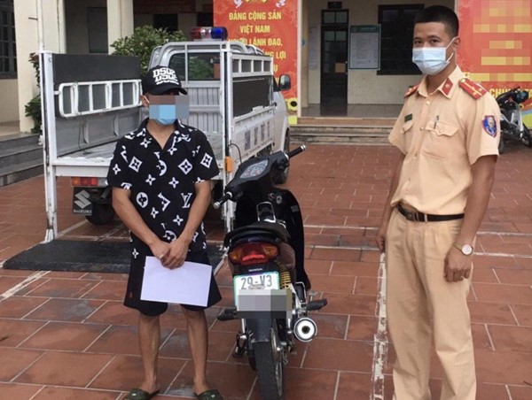 Bốc đầu xe máy, hai thanh niên bị phạt gần 11 triệu đồng