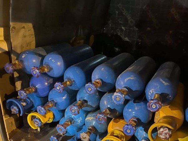 Ô tô chở hàng chục bình khí cười định thông chốt kiểm dịch