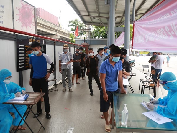 Hàng nghìn lái xe “luồng xanh” test Covid-19 tại bến xe Nước Ngầm