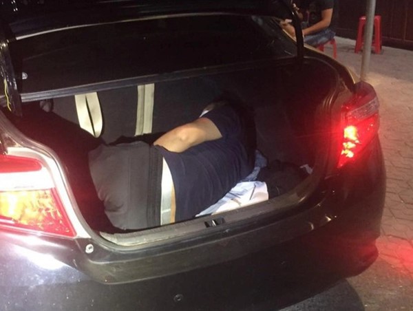 Người đàn ông Trung Quốc nằm trong cốp xe hòng thông chốt kiểm dịch