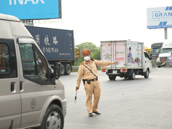 Phát hiện 3 xe tải chở người thông chốt kiểm dịch