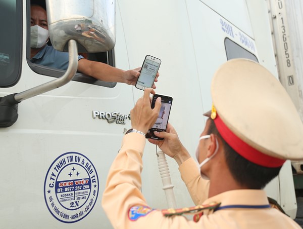 Hà Nội: Tăng cường kiểm tra phương tiện có cấp mã “luồng xanh” tại khu vực bốc xếp hàng hóa