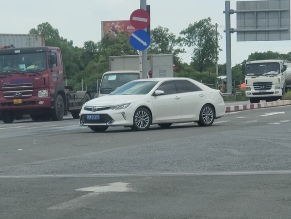 Xe sang, biển xanh đi ngược chiều trên quốc lộ