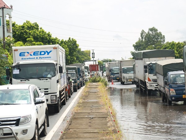 Hà Tĩnh bãi bỏ nhiều quy định khi ra vào tỉnh