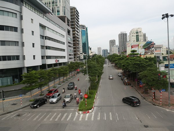 Sau khi xén dải phân cách, đường Tôn Thất Thuyết có diện mạo mới